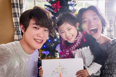 宮沢氷魚、藤原季節がクリスマスツリー飾る　今泉力哉監督『his』場面写真（CINRA.NET）