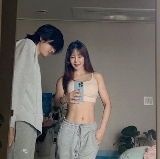 49歳ミナが割れた腹筋をアピール…17歳年下の夫も感嘆(朝鮮日報日本語版)