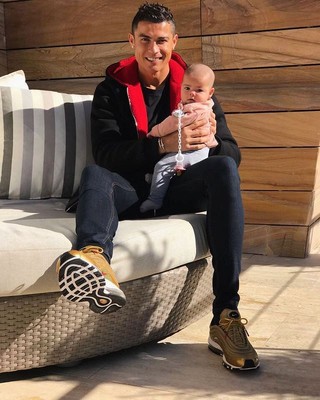 クリスティアーノ・ロナウド、双子の娘エヴァとの2ショットを披露（ELLEgirl）