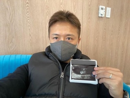 娘の養子縁組で話題を呼んだ俳優チン・テヒョン、妻パク・シウンが妊娠中の第二子の超音波写真公開＆胎名発表(WoW!Korea)