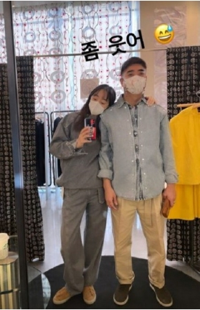 女優ソ・ヒョリム、夫とぴったりくっついて写真撮影「ちょっと笑ってよ」(WoW!Korea)