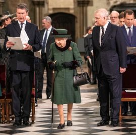 エリザベス女王がフィリップ殿下の追悼式に出席、性的虐待疑惑で世間を騒がせたアンドルー王子とともに(Harper’s BAZAAR(ハーパーズ バザー))