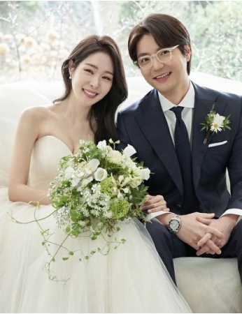 俳優チャン・グァンの娘ミジャ、お笑い芸人キム・テヒョンとのウエディング写真公開「照れくさい」(WoW!Korea)