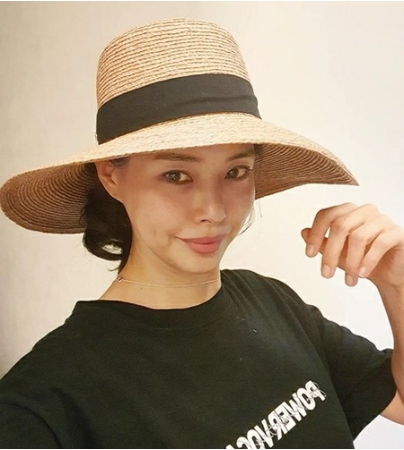 女優イ・ハニ、麦わら帽子をかぶった夏スタイルで近況を報告…6月出産予定(WoW!Korea)