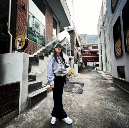 キム・テヒ、街を散歩する姿をキャッチ、女神の美貌は隠せない(WoW!Korea)