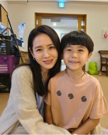 “新婚ホヤホヤ”女優ソン・イェジン、ドラマ「39歳」で共演した子役俳優をぎゅっとハグする姿が公開(WoW!Korea)