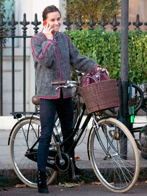 冬のオトナな自転車コーデは、キャサリン妃の妹ピッパ・ミドルトンがお手本！（ELLE ONLINE）