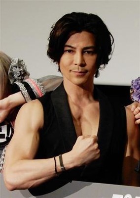 ２２歳年下モデル女性と結婚　武田真治“筋肉バプル”終焉でも次がある！？（夕刊フジ）
