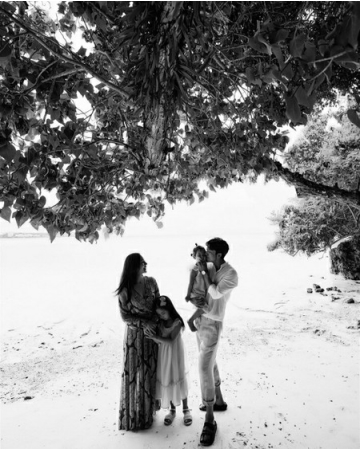 ユジン(S.E.S)&キ・テヨン夫婦、海辺で撮影の家族写真を公開(WoW!Korea)