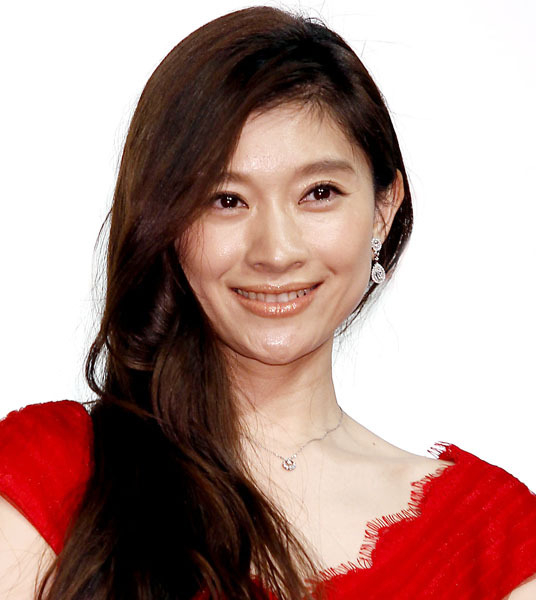 篠原涼子はどこに向かうのか…Netflix「金魚妻」の体当たり演技が話題も頭痛薬のCM降板(日刊ゲンダイDIGITAL)