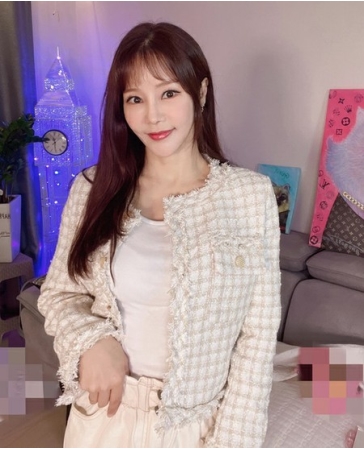 歌手ミナ、このビジュアルで50代?…17歳年下リュ・フィリップも惚れた童顔な美貌(WoW!Korea)