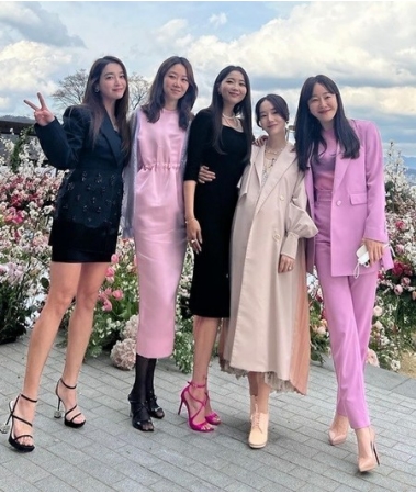 トップ女優5人の華やかな記念写真！ヒョンビン＆ソン・イェジンの結婚式にて(WoW!Korea)
