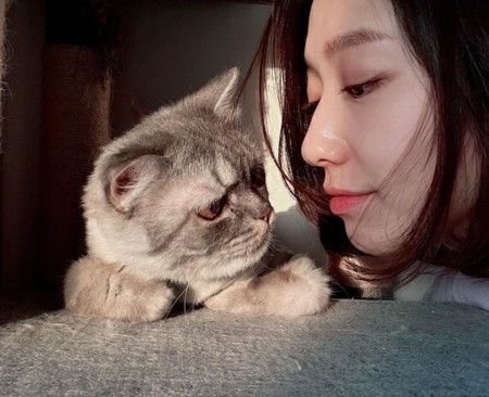 女優パク・シネ、愛猫との安らぎの時間…胎教が自然にできる(WoW!Korea)