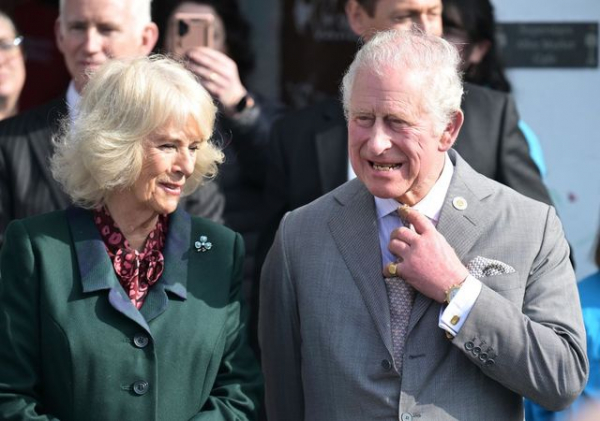 エリザベス女王が「チャールズ皇太子の二度目の結婚式」を欠席した理由(コスモポリタン)