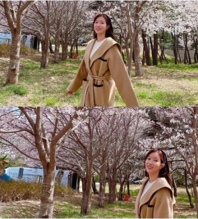 “編成かぶり”騒動に包まれた女優イム・スヒャン、満開の桜を背景に明るい笑顔で近況ショット(WoW!Korea)