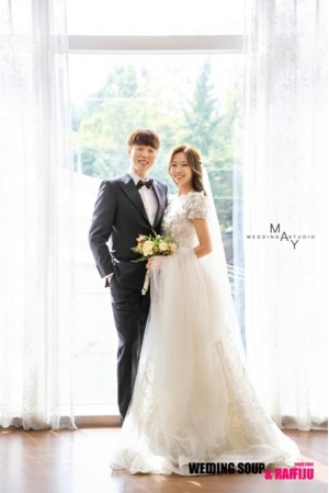 お笑い芸人アン・シウ、12歳年下の一般女性と23日に挙式(WoW!Korea)