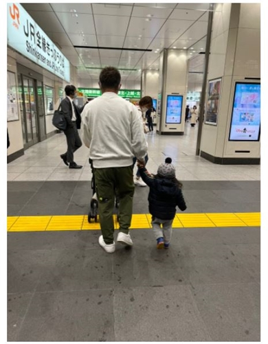 「ただの隠し撮りです」 華原朋美、夫と息子の“手つなぎ2ショット”で「なんとも微笑ましい後ろ姿」と幸せ報告(ねとらぼ)