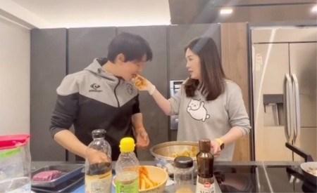 俳優チェ・スジョン&ハ・ヒラ、結婚29年目のおしどり夫婦…新婚のような”ラブラブ・クッキング・タイム”公開(WoW!Korea)