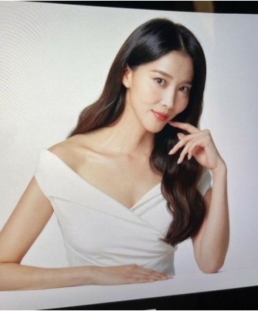 女優オ・ユナ、”華麗・洗練・童顔”…16歳の息子の母に見えない反則級の容姿(WoW!Korea)