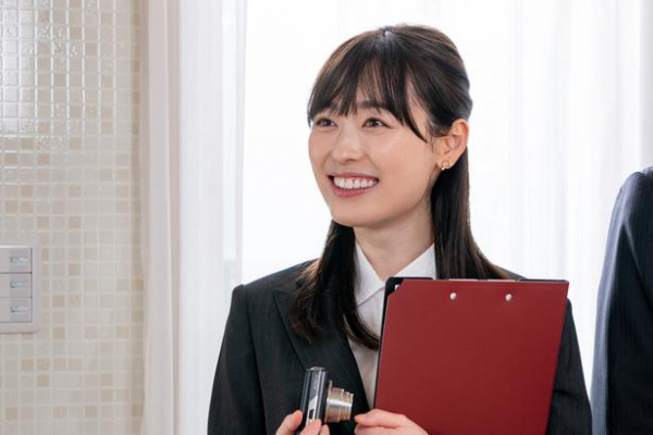 ＜正直不動産＞ピュア過ぎる不動産営業・福原遥“月下”の過去が明らかに！【試写室】(WEBザテレビジョン)