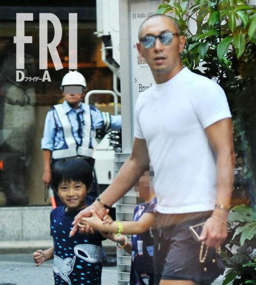 市川海老蔵「黒い呪術師」報道で小林麻耶とスピリチュアル対決に(FRIDAY)