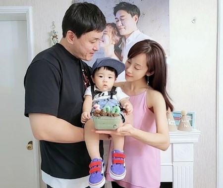 チョ・ミナ(元JEWERLY)、息子誕生300日記念…「お母さんはいつもすっぴんでボサボサだけど」(WoW!Korea)