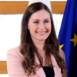 「素肌にジャケット」で物議も…フィンランドの女性リーダー、サンナ・マリン首相のファッションアルバム(Harper’s BAZAAR(ハーパーズ バザー))