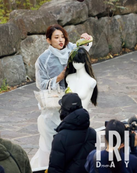 小沢真珠「新橋で緑の液体をかけるリハ」で見せたプロ意識(FRIDAY)