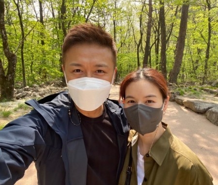 俳優チン・テヒョン、妻パク・シウンと“胎教旅行中”…結婚7年目の仲良し夫婦(WoW!Korea)