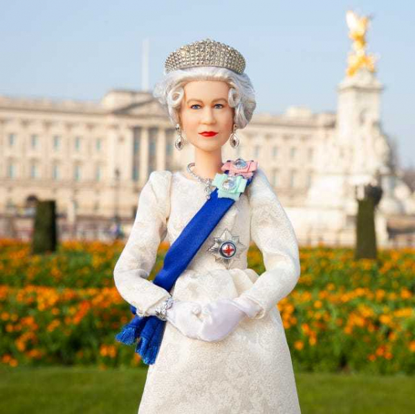 エリザベス女王の在位70周年、限定「バービー人形」が発売(Harper’s BAZAAR(ハーパーズ バザー))