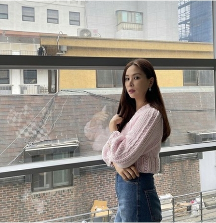 女優コ・ソヨン、ラブリーなピンクニットも完璧な着こなし…ファンと積極的に交流(WoW!Korea)