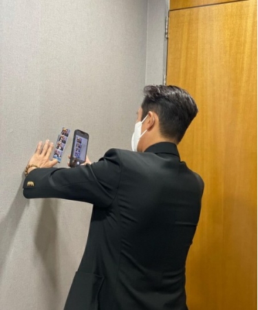 俳優イ・ビョンホン、二人仲良く撮った4コマ写真をスマホに…イ・ミンジョンじゃない?(WoW!Korea)