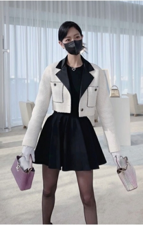 女優クララ…ブランドバッグを持つ人形?CGのような美しさを披露(WoW!Korea)