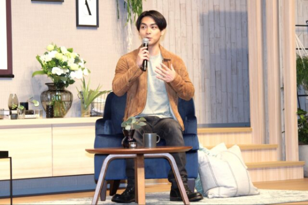 柳楽優弥、マイホームは「居心地のいい空間が大切」　最近は「プロジェクターで映画を見るのにハマっています」(エンタメOVO)