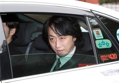 鈴木杏樹と不倫の喜多村緑郎、無言で会釈　舞台「八つ墓村」初日（サンケイスポーツ）