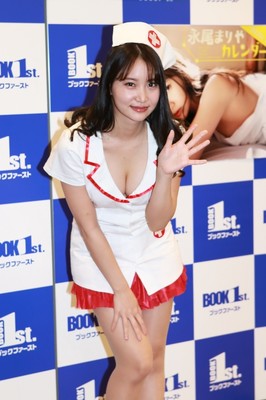 永尾まりや、人妻感たっぷりのカレンダー発売「胸元開けてミニスカでご近所さんを誘惑」（デビュー）