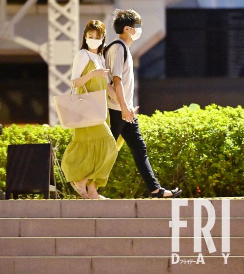 祝・結婚！滝菜月アナ　イケメン会社員との「婚前浅草デート」写真(FRIDAY)