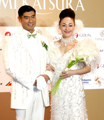 高嶋政宏、結婚１５周年で妻・シルビアをお姫様だっこ「美しさが倍増されて…」（スポーツ報知）