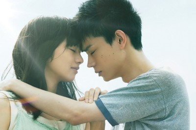 涙を流す小松菜奈に顔を寄せる菅田将暉…中島みゆきの名曲で紡ぐ『糸』本予告が解禁（Movie Walker）