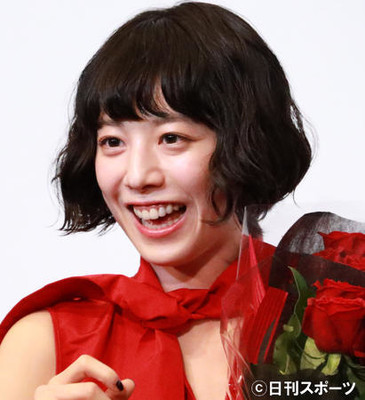 新境地挑む夏帆が真っ赤なドレス姿、バラ贈られ感激（日刊スポーツ）