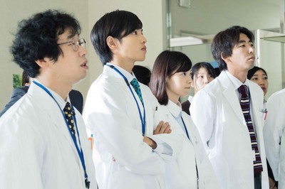 西野七瀬、志尊淳『一度死んでみた』で白衣姿！（シネマトゥデイ）