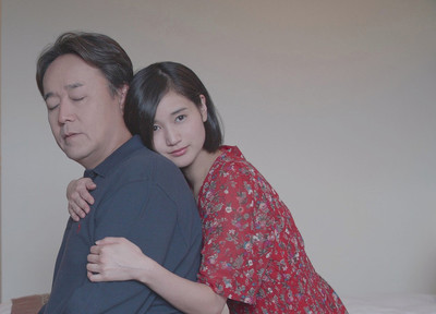 中年男性が美女2人の間で揺れ動く「恋する男」公開、編集監修はスコリモフスキ（映画ナタリー）