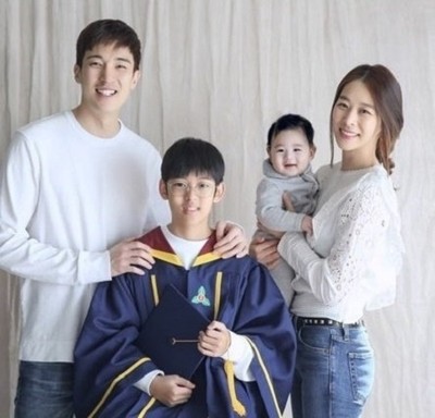 カン・ギョンジュン＆チャン・シニョン夫妻、2人の息子との和やかな家族写真を公開（WoW!Korea）