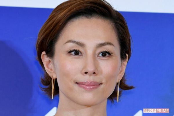 米倉涼子がハマる“おちょこ1杯の美容”、女優やモデルが注目する気になるサプリの名前(週刊女性PRIME)