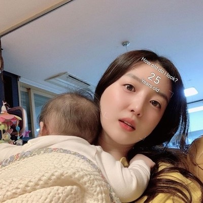 キム・ソヨン、“ひっつき虫”娘の育児日常…25歳と言っても信じそうなビジュアル（WoW!Korea）