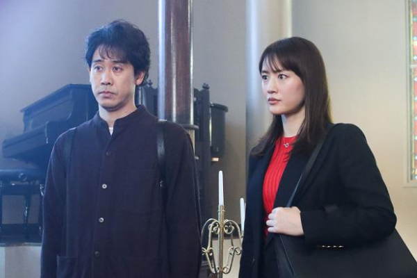 綾瀬はるか“麗子”が懺悔室で大泉洋“篠田”に正体を問う！視聴者の考察も進む＜元彼の遺言状＞(WEBザテレビジョン)