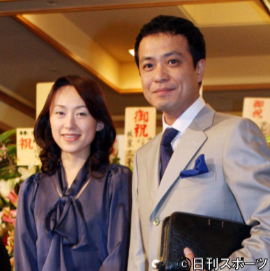 元宝塚星組の白城あやか、夫中山秀征と夫婦仲良く暖炉に座った２ショット写真を公開(日刊スポーツ)