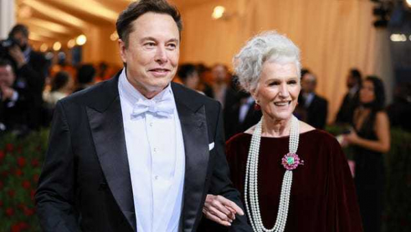 異例の起用！74歳イーロン・マスクの母、水着姿で人気雑誌の表紙に(コスモポリタン)