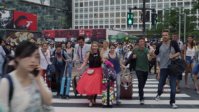 『フラーハウス』日本での場面写真公開　タナー家が渋谷やピューロランドへ（CINRA.NET）