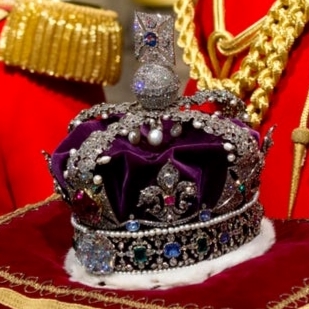 英王室、サファイアの「特別な意味」とは？エリザベス女王とダイアナ妃の深い精神(婦人画報)